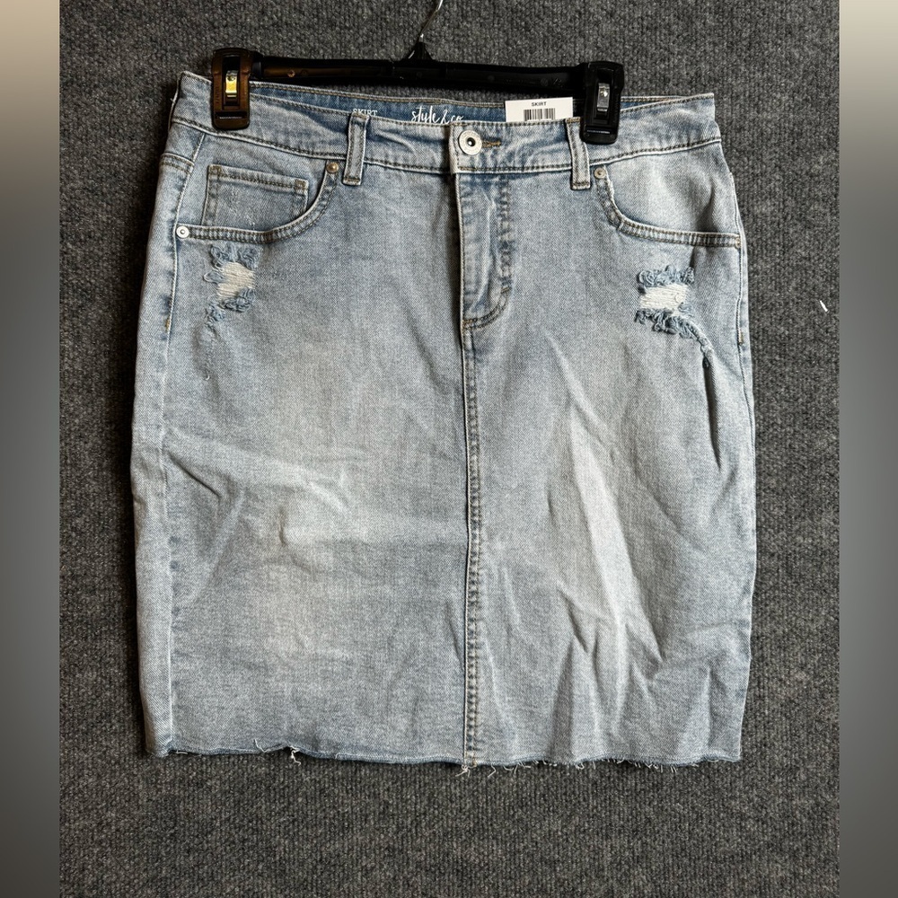 NEW - Jean skirt - mid rise, light wash denim with distressing - size 6 - NWT